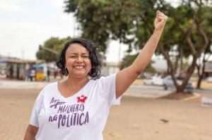 Foto de Eliceuda em atividade política de rua na Praça da Bíblia, em Ceilândia.